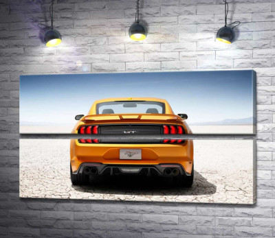 Модульная картина "Желтый автомобиль Ford Mustang GT среди пустыни"