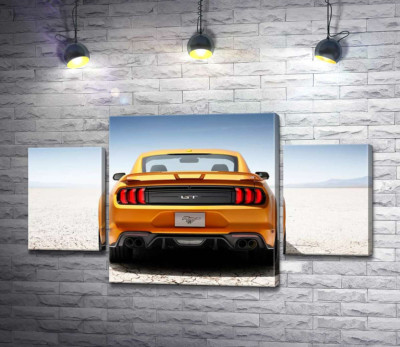 Жовтий автомобіль Ford Mustang GT серед пустелі