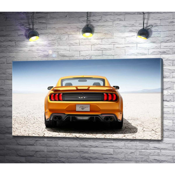 Желтый автомобиль Ford Mustang GT среди пустыни