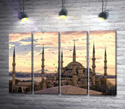 Острые шпили Голубой мечети (Sultanahmet Camii) устремляются в небо Стамбула