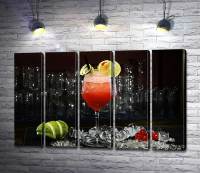 Модульная картина "Сочный коктейль Cape Codder с ягодным привкусом"