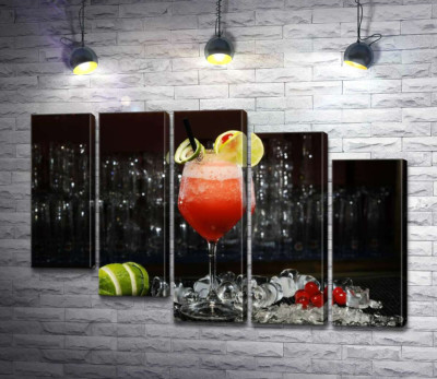 Модульная картина "Сочный коктейль Cape Codder с ягодным привкусом"
