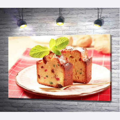 Золотистый кекс с цветными кусочками сухофруктов