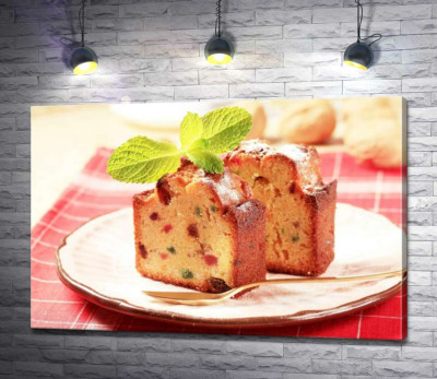 Золотистый кекс с цветными кусочками сухофруктов