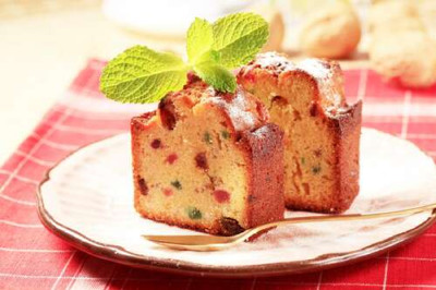 Золотистый кекс с цветными кусочками сухофруктов