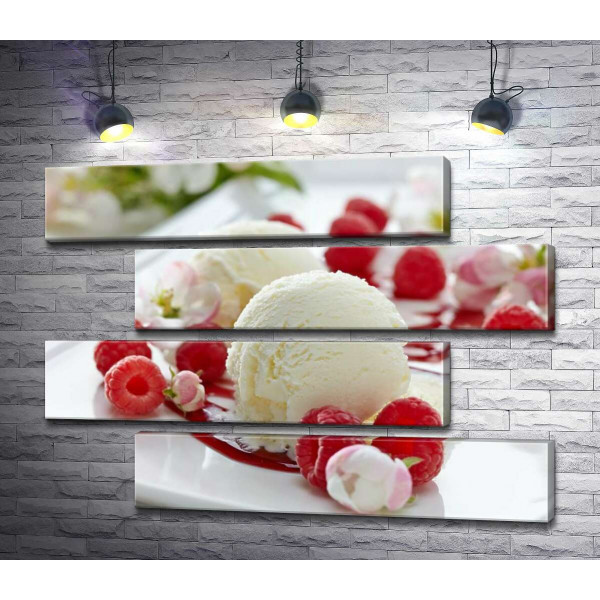 Кульки ванільного морозива на тарілці з ягодами малини та ніжними квітами