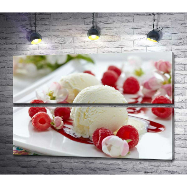 Кульки ванільного морозива на тарілці з ягодами малини та ніжними квітами