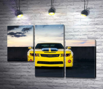 Модульна картина "Блиск жовтої поверхні автомобіля Chevrolet Camaro"