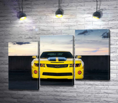 Блиск жовтої поверхні автомобіля Chevrolet Camaro