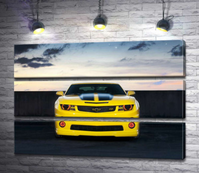 Модульна картина "Блиск жовтої поверхні автомобіля Chevrolet Camaro"