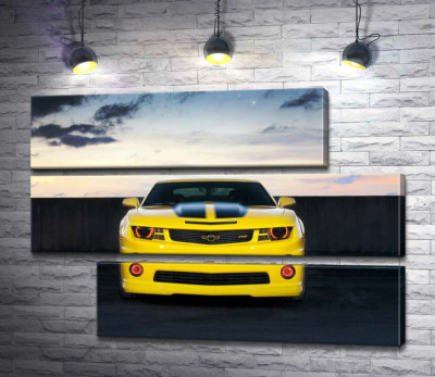 Блеск желтой поверхности автомобиля Chevrolet Camaro