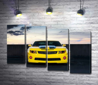 Блеск желтой поверхности автомобиля Chevrolet Camaro