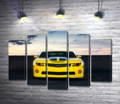 Модульная картина "Блеск желтой поверхности автомобиля Chevrolet Camaro"