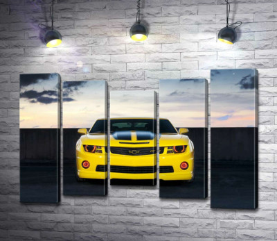 Модульна картина "Блиск жовтої поверхні автомобіля Chevrolet Camaro"