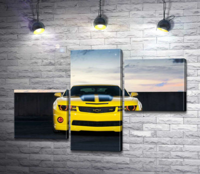 Блеск желтой поверхности автомобиля Chevrolet Camaro