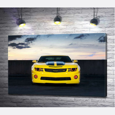 Блеск желтой поверхности автомобиля Chevrolet Camaro