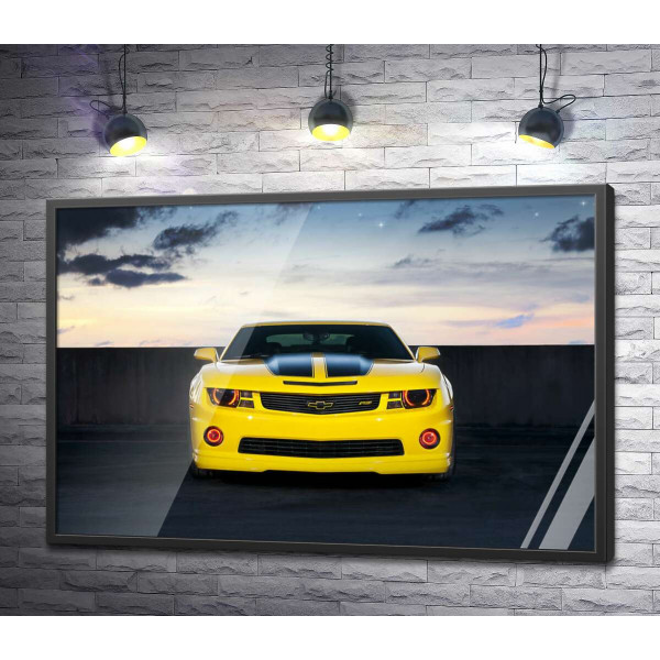 Блеск желтой поверхности автомобиля Chevrolet Camaro