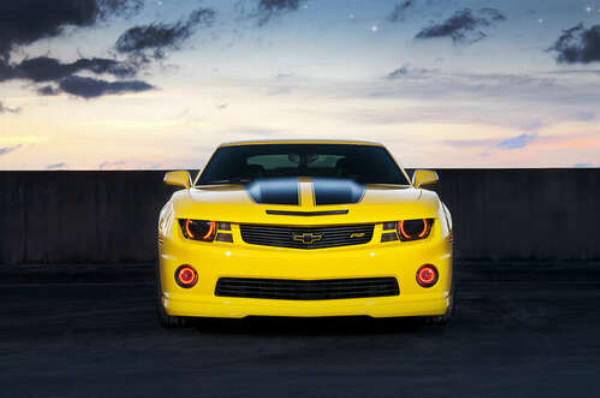 Блеск желтой поверхности автомобиля Chevrolet Camaro