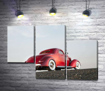Компактний автомобіль Ford Coupe штурмує вершину дороги