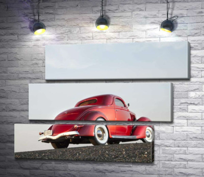 Компактний автомобіль Ford Coupe штурмує вершину дороги