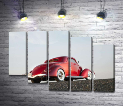 Компактний автомобіль Ford Coupe штурмує вершину дороги
