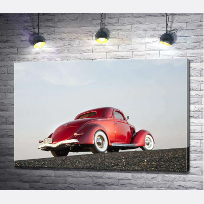 Компактный автомобиль Ford Coupe штурмует вершину дороги