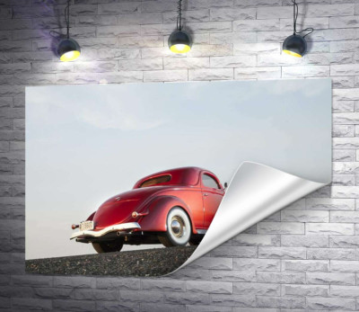 Компактный автомобиль Ford Coupe штурмует вершину дороги