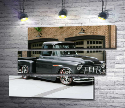 Чорний автомобіль Chevrolet Pickup 1955 перед в'їздами у гаражі