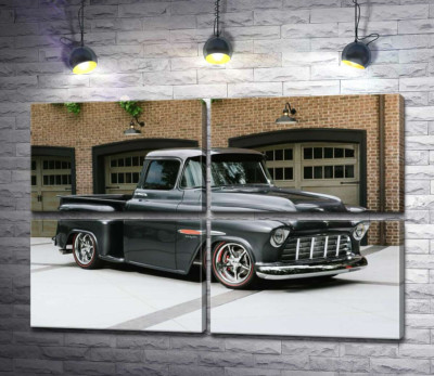 Чорний автомобіль Chevrolet Pickup 1955 перед в'їздами у гаражі