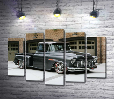 Чорний автомобіль Chevrolet Pickup 1955 перед в'їздами у гаражі
