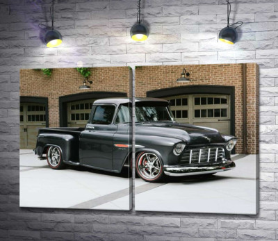 Чорний автомобіль Chevrolet Pickup 1955 перед в'їздами у гаражі