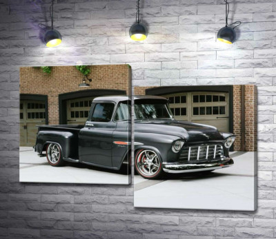 Чорний автомобіль Chevrolet Pickup 1955 перед в'їздами у гаражі