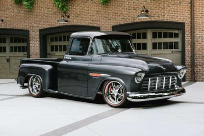 Черный автомобиль Chevrolet Pickup 1955 перед въездами в гаражи