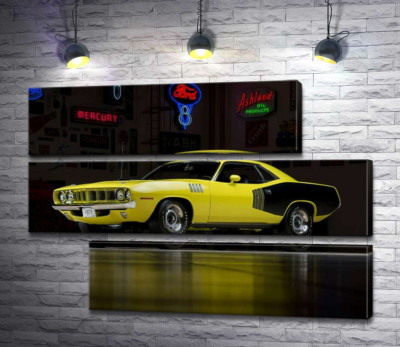 Жовтий спортивний автомобіль Plymouth Barracuda, родом із 70-х