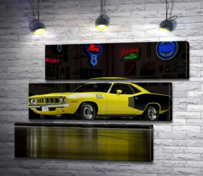 Жовтий спортивний автомобіль Plymouth Barracuda, родом із 70-х