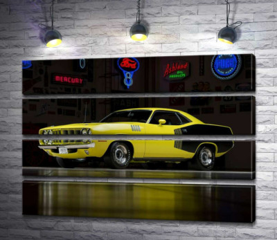 Жовтий спортивний автомобіль Plymouth Barracuda, родом із 70-х