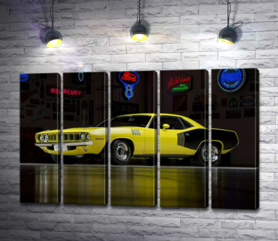 Жовтий спортивний автомобіль Plymouth Barracuda, родом із 70-х