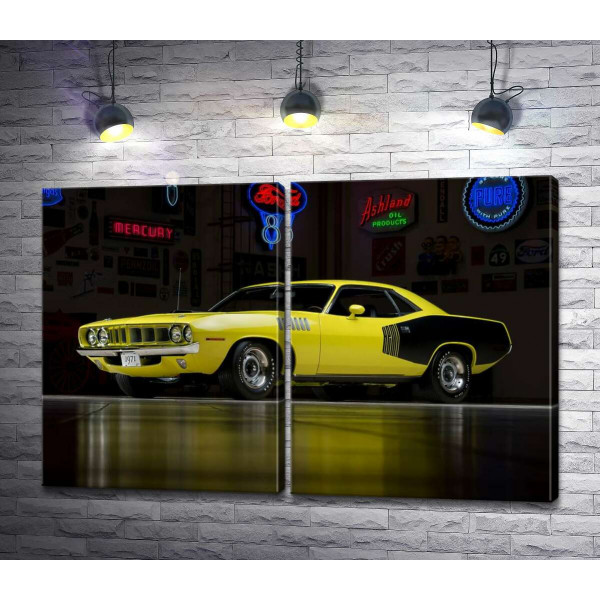 Жовтий спортивний автомобіль Plymouth Barracuda, родом із 70-х