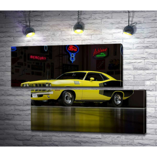 Жовтий спортивний автомобіль Plymouth Barracuda, родом із 70-х