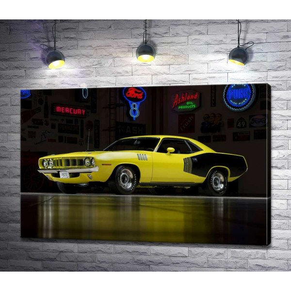 Желтый спортивный автомобиль Plymouth Barracuda, родом из 70-х