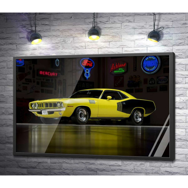Желтый спортивный автомобиль Plymouth Barracuda, родом из 70-х
