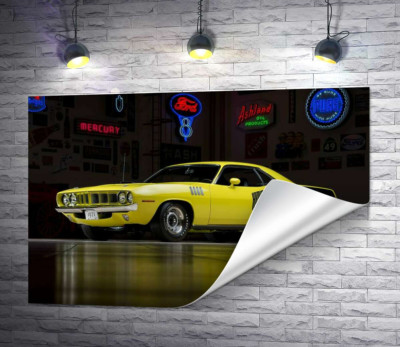 Жовтий спортивний автомобіль Plymouth Barracuda, родом із 70-х