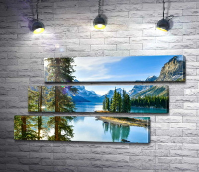Живописный вид на остров Спирит (Spirit island) среди голубого озера Малинье (Maligne lake)