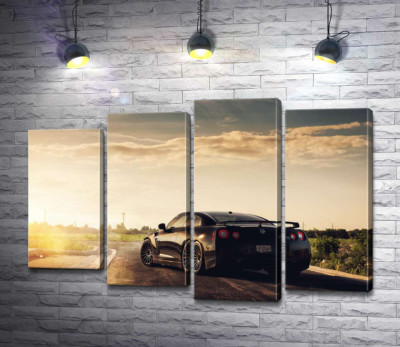 Промені виблискують золотом на чорній поверхні автомобіля Opel