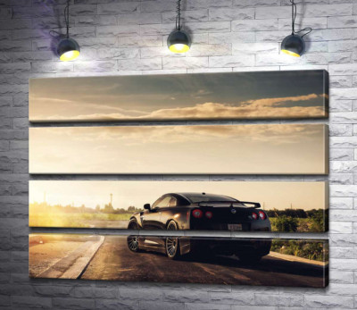 Промені виблискують золотом на чорній поверхні автомобіля Opel