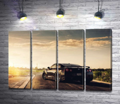 Лучи сверкают золотом на черной поверхности автомобиля Opel