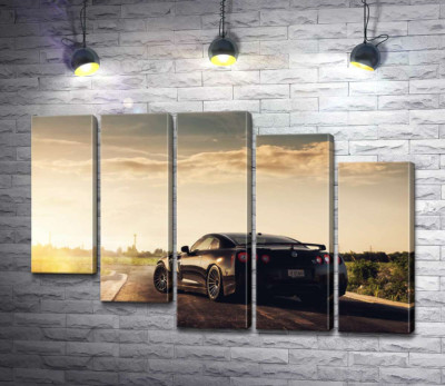 Промені виблискують золотом на чорній поверхні автомобіля Opel