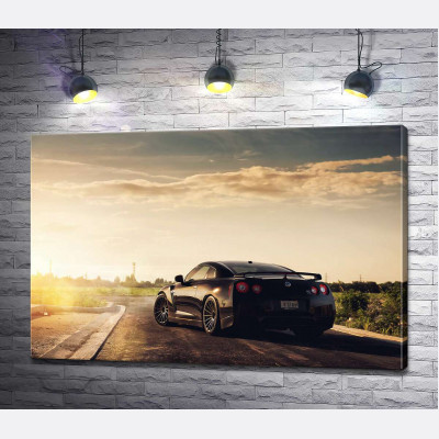 Промені виблискують золотом на чорній поверхні автомобіля Opel