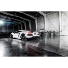 Плавні вигини сторін в  білому автомобілі Ламборгіні (Lamborghini Aventador)