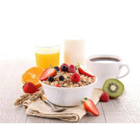 Полезный завтрак: овсянка с ягодами, соками и кофе
